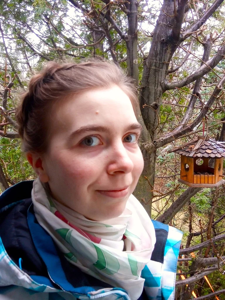 Autorka bloga na tle drzewa