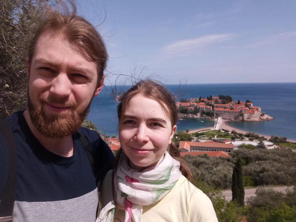 autorzy bloga na tle wyspy