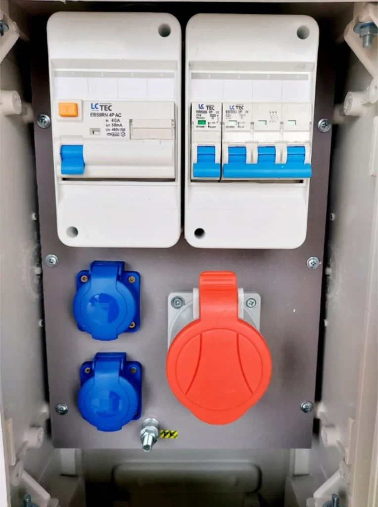 Rozdzielnica budowlana z dwoma gniazdami jednofazowymi i jednym gniazdem trójfazowym